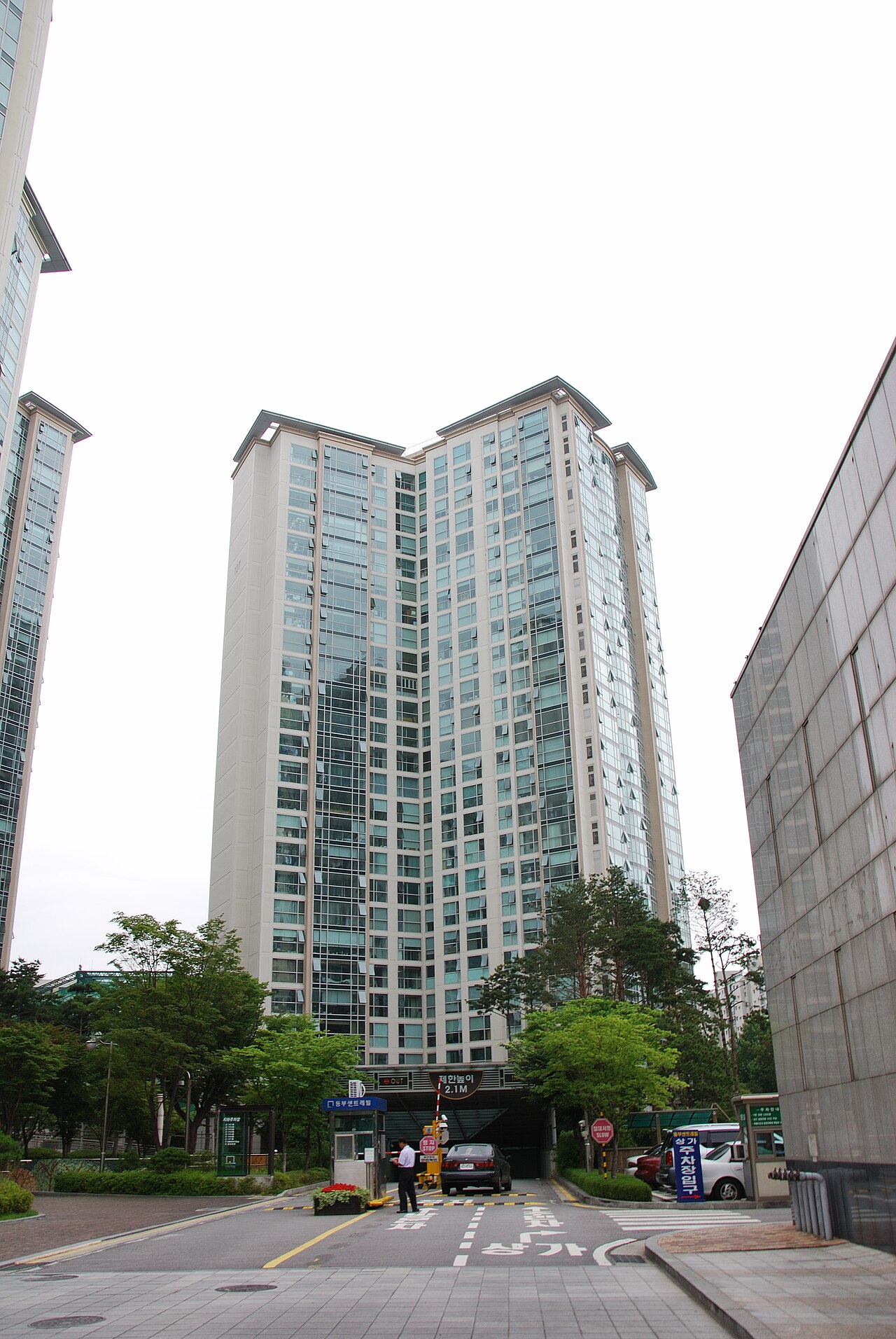 가계부채와 수도권 주택가격은 두 차례 인상의 배경 중 하나였습니다.